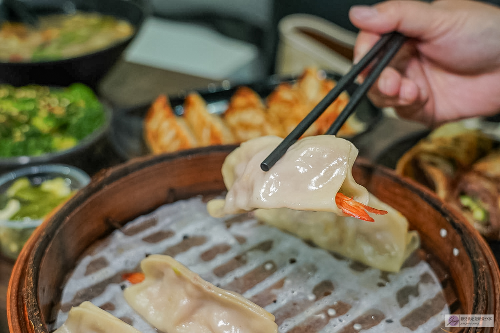食功夫長庚店-巷弄內人氣平價麵食！手工捲餅、皮酥流汁鍋貼必點，高CP值銅板美食/鄰近林口長庚醫院 @靜兒貪吃遊玩愛分享