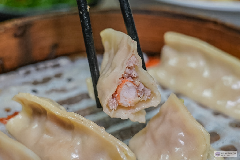 食功夫長庚店-巷弄內人氣平價麵食！手工捲餅、皮酥流汁鍋貼必點，高CP值銅板美食/鄰近林口長庚醫院 @靜兒貪吃遊玩愛分享