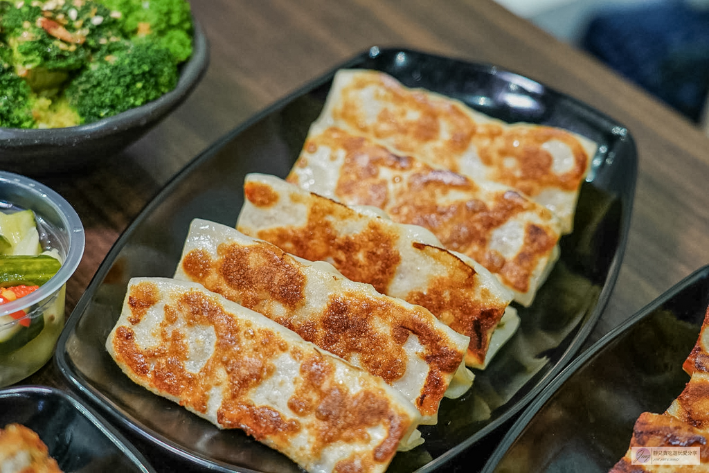食功夫長庚店-巷弄內人氣平價麵食！手工捲餅、皮酥流汁鍋貼必點，高CP值銅板美食/鄰近林口長庚醫院 @靜兒貪吃遊玩愛分享