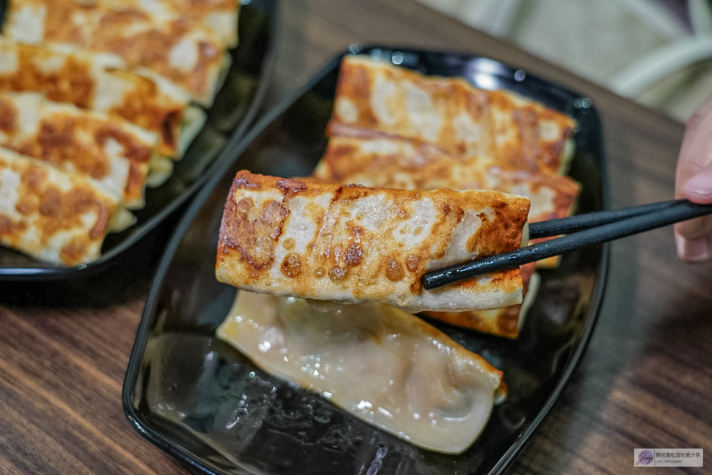 食功夫長庚店-巷弄內人氣平價麵食！手工捲餅、皮酥流汁鍋貼必點，高CP值銅板美食/鄰近林口長庚醫院 @靜兒貪吃遊玩愛分享