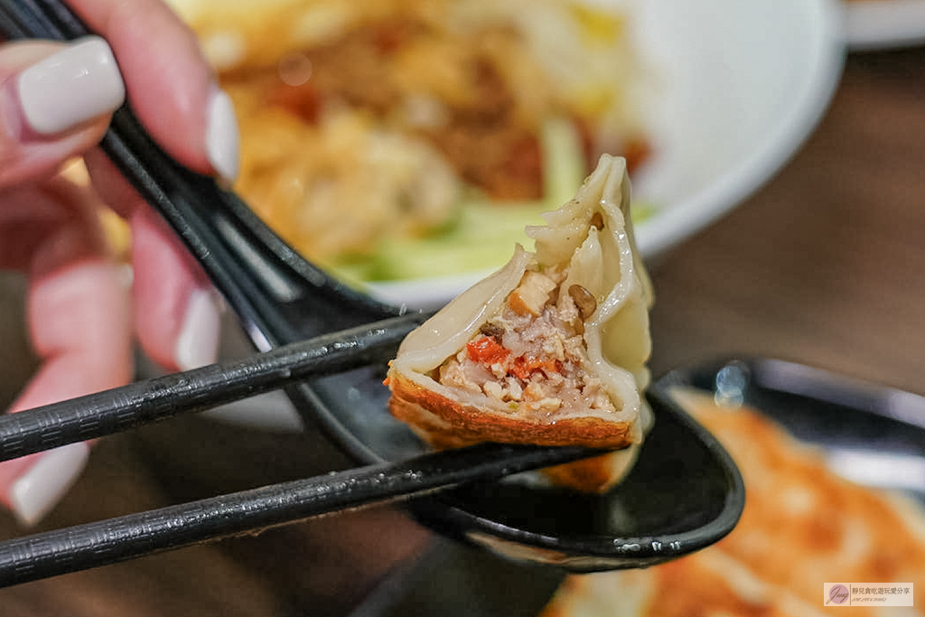 食功夫長庚店-巷弄內人氣平價麵食！手工捲餅、皮酥流汁鍋貼必點，高CP值銅板美食/鄰近林口長庚醫院 @靜兒貪吃遊玩愛分享