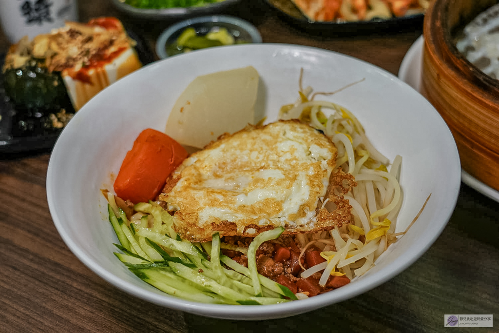 食功夫長庚店-巷弄內人氣平價麵食！手工捲餅、皮酥流汁鍋貼必點，高CP值銅板美食/鄰近林口長庚醫院 @靜兒貪吃遊玩愛分享