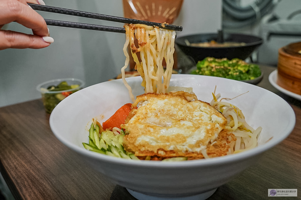 食功夫長庚店-巷弄內人氣平價麵食！手工捲餅、皮酥流汁鍋貼必點，高CP值銅板美食/鄰近林口長庚醫院 @靜兒貪吃遊玩愛分享