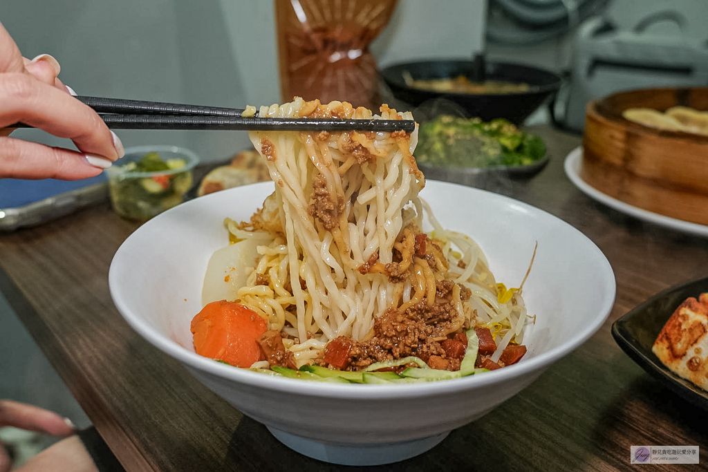 食功夫長庚店-巷弄內人氣平價麵食！手工捲餅、皮酥流汁鍋貼必點，高CP值銅板美食/鄰近林口長庚醫院 @靜兒貪吃遊玩愛分享