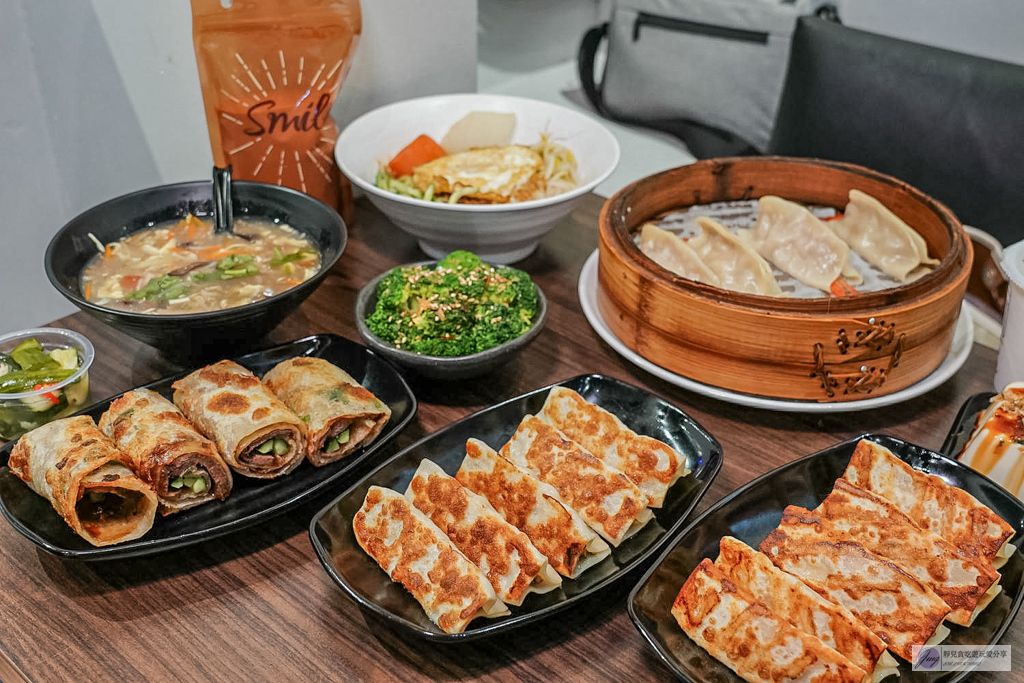 食功夫長庚店-巷弄內人氣平價麵食！手工捲餅、皮酥流汁鍋貼必點，高CP值銅板美食/鄰近林口長庚醫院 @靜兒貪吃遊玩愛分享