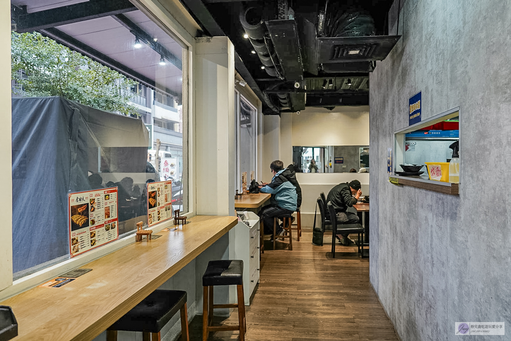 食功夫長庚店-巷弄內人氣平價麵食！手工捲餅、皮酥流汁鍋貼必點，高CP值銅板美食/鄰近林口長庚醫院 @靜兒貪吃遊玩愛分享