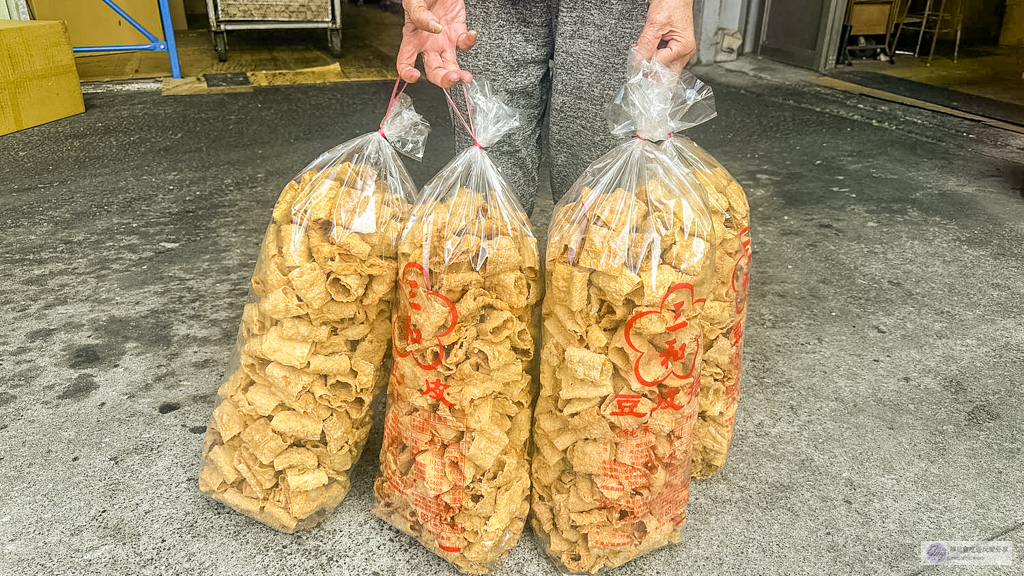 義和製豆皮工廠-藏在鄉間70年老字號！傳統手工豆皮工廠，炸豆皮捲豆香濃郁 @靜兒貪吃遊玩愛分享