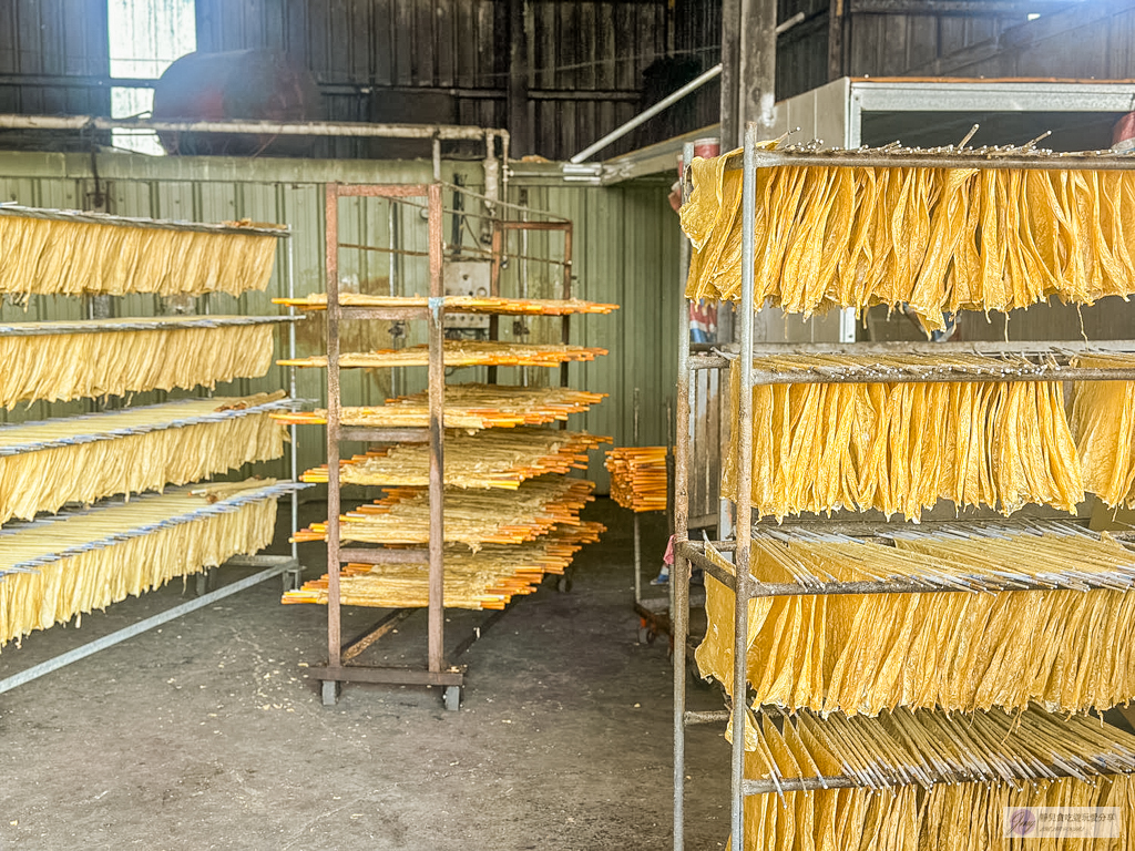 義和製豆皮工廠-藏在鄉間70年老字號！傳統手工豆皮工廠，炸豆皮捲豆香濃郁 @靜兒貪吃遊玩愛分享
