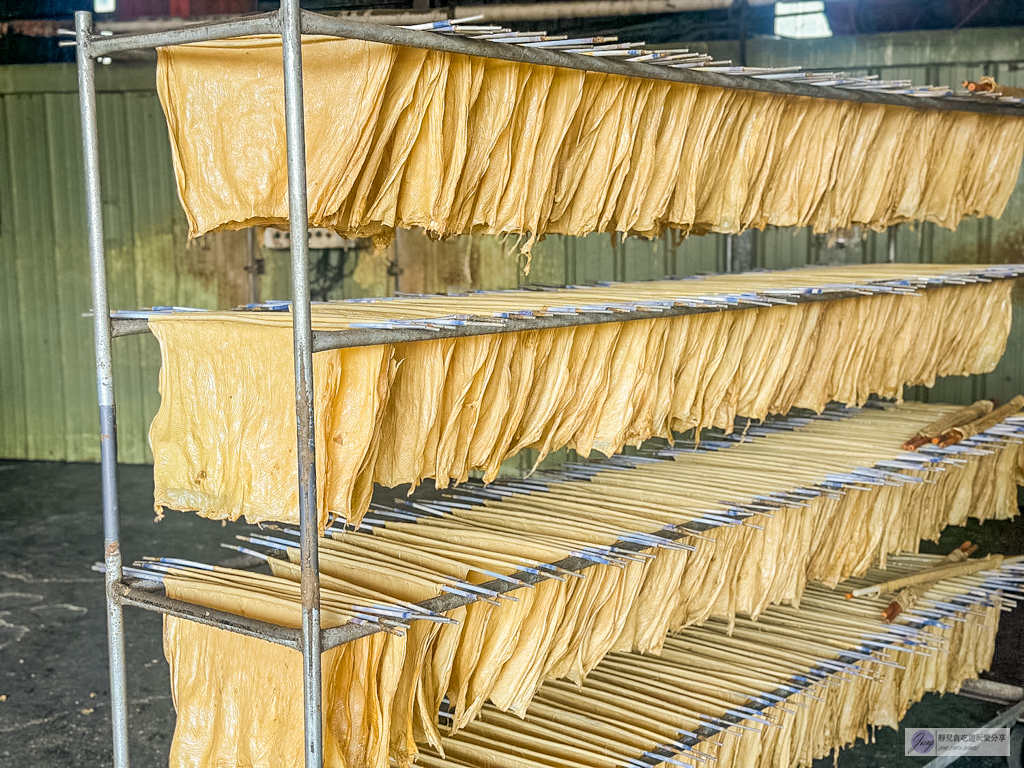 義和製豆皮工廠-藏在鄉間70年老字號！傳統手工豆皮工廠，炸豆皮捲豆香濃郁 @靜兒貪吃遊玩愛分享