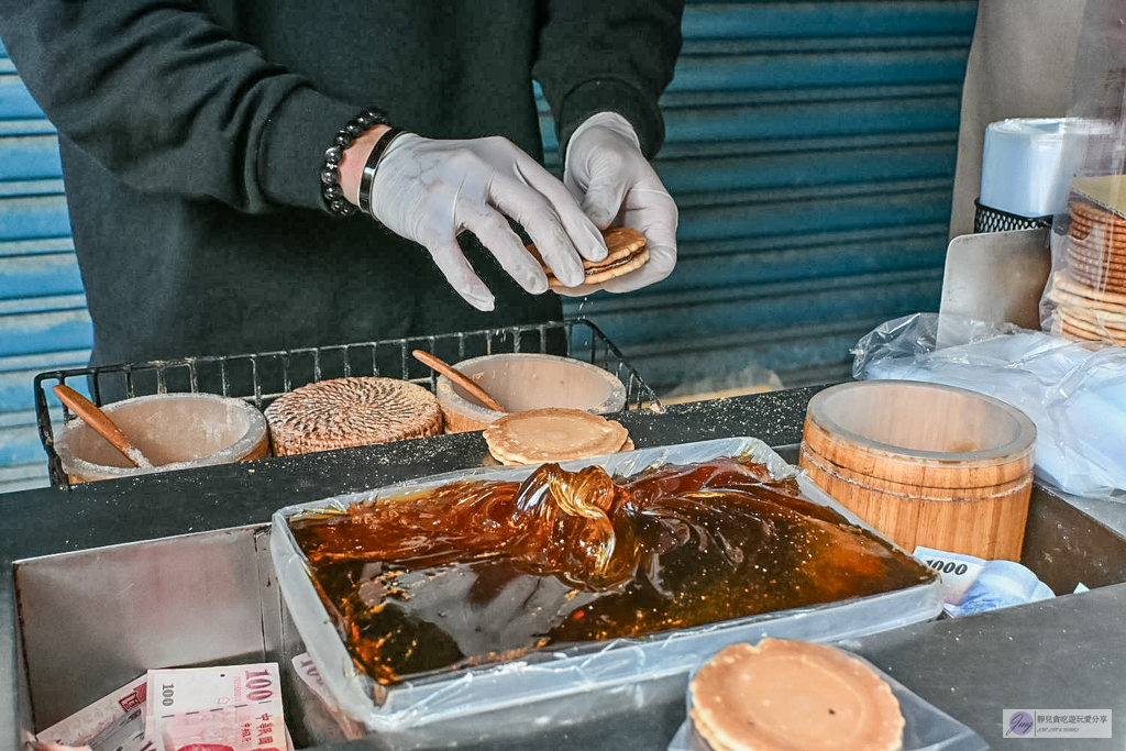 迪化街純正麥芽餅-一賣就是30年！不黏牙的純手工麥芽糖，迪化街必排隊的銅板小吃 @靜兒貪吃遊玩愛分享