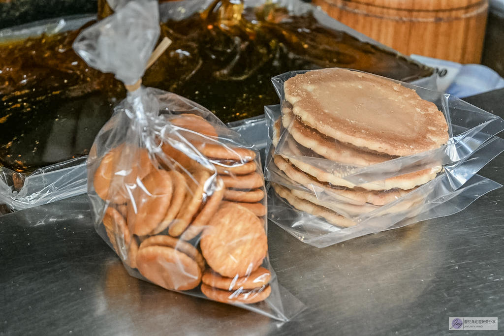 迪化街純正麥芽餅-一賣就是30年！不黏牙的純手工麥芽糖，迪化街必排隊的銅板小吃 @靜兒貪吃遊玩愛分享