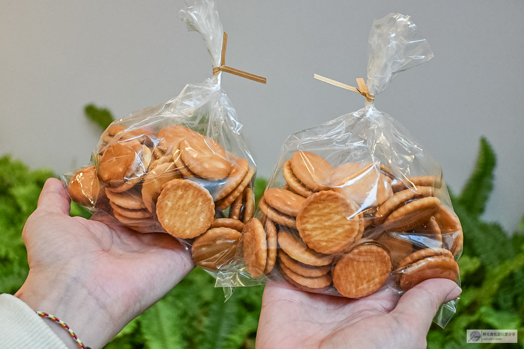 迪化街純正麥芽餅-一賣就是30年！不黏牙的純手工麥芽糖，迪化街必排隊的銅板小吃 @靜兒貪吃遊玩愛分享