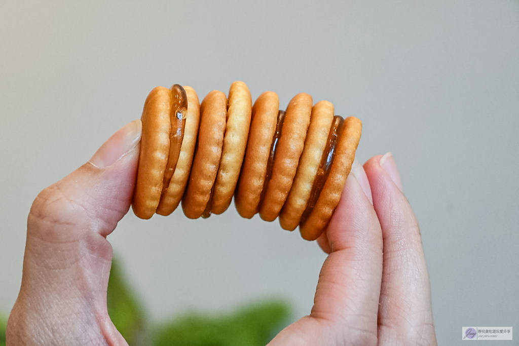 迪化街純正麥芽餅-一賣就是30年！不黏牙的純手工麥芽糖，迪化街必排隊的銅板小吃 @靜兒貪吃遊玩愛分享