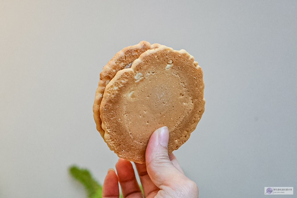 迪化街純正麥芽餅-一賣就是30年！不黏牙的純手工麥芽糖，迪化街必排隊的銅板小吃 @靜兒貪吃遊玩愛分享