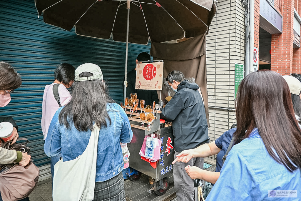 迪化街純正麥芽餅-一賣就是30年！不黏牙的純手工麥芽糖，迪化街必排隊的銅板小吃 @靜兒貪吃遊玩愛分享