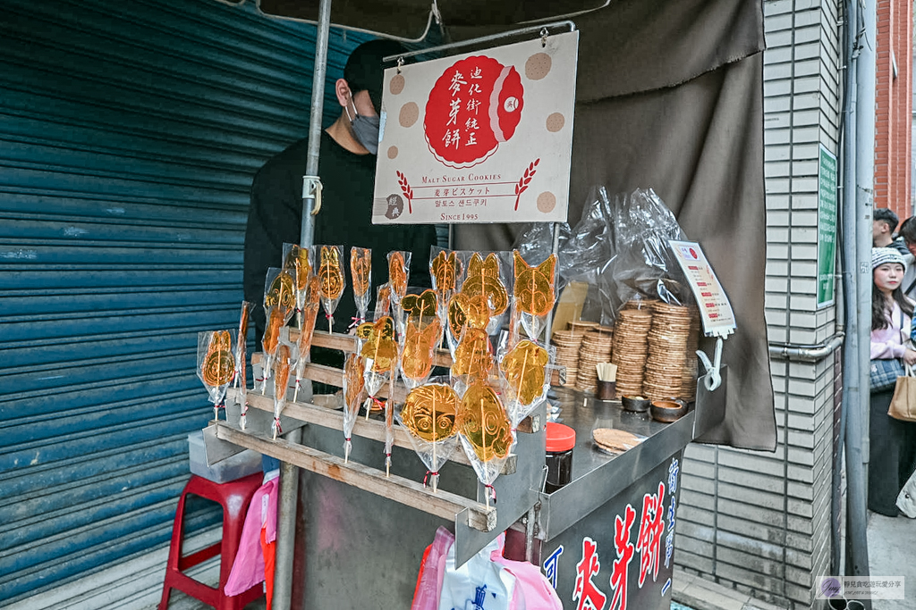 迪化街純正麥芽餅-一賣就是30年！不黏牙的純手工麥芽糖，迪化街必排隊的銅板小吃 @靜兒貪吃遊玩愛分享