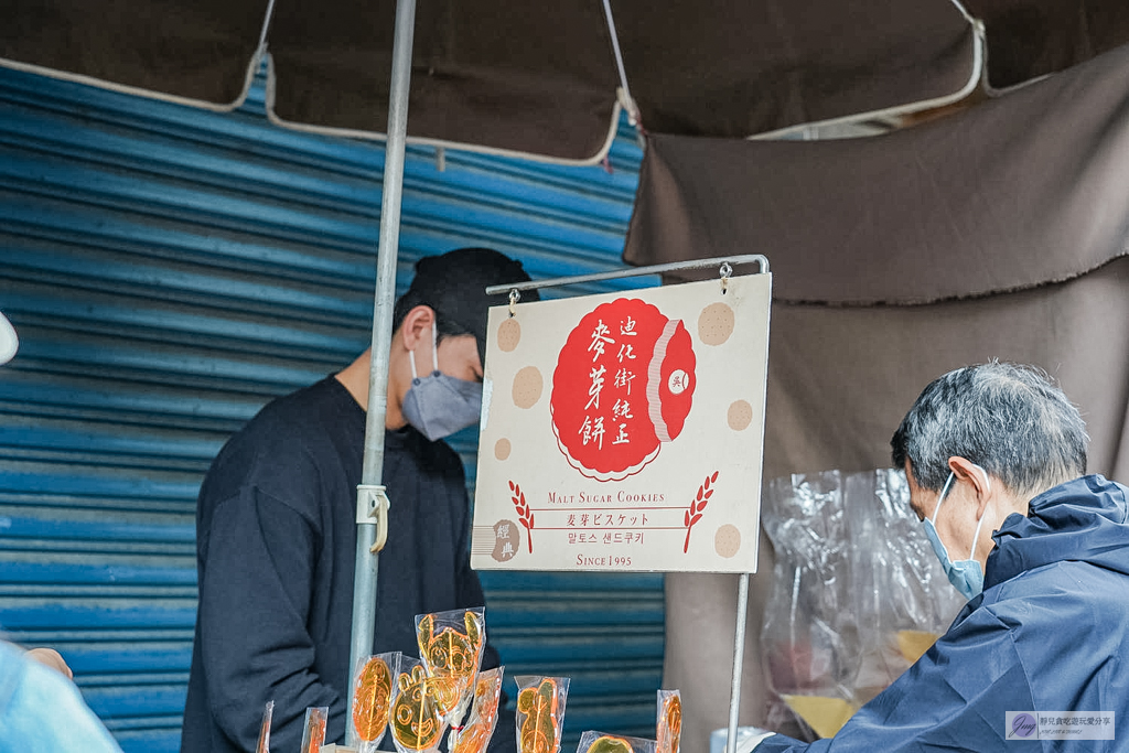 迪化街純正麥芽餅-一賣就是30年！不黏牙的純手工麥芽糖，迪化街必排隊的銅板小吃 @靜兒貪吃遊玩愛分享