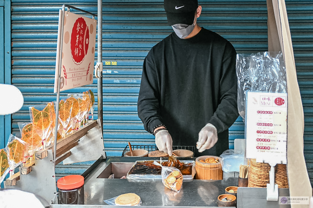 迪化街純正麥芽餅-一賣就是30年！不黏牙的純手工麥芽糖，迪化街必排隊的銅板小吃 @靜兒貪吃遊玩愛分享