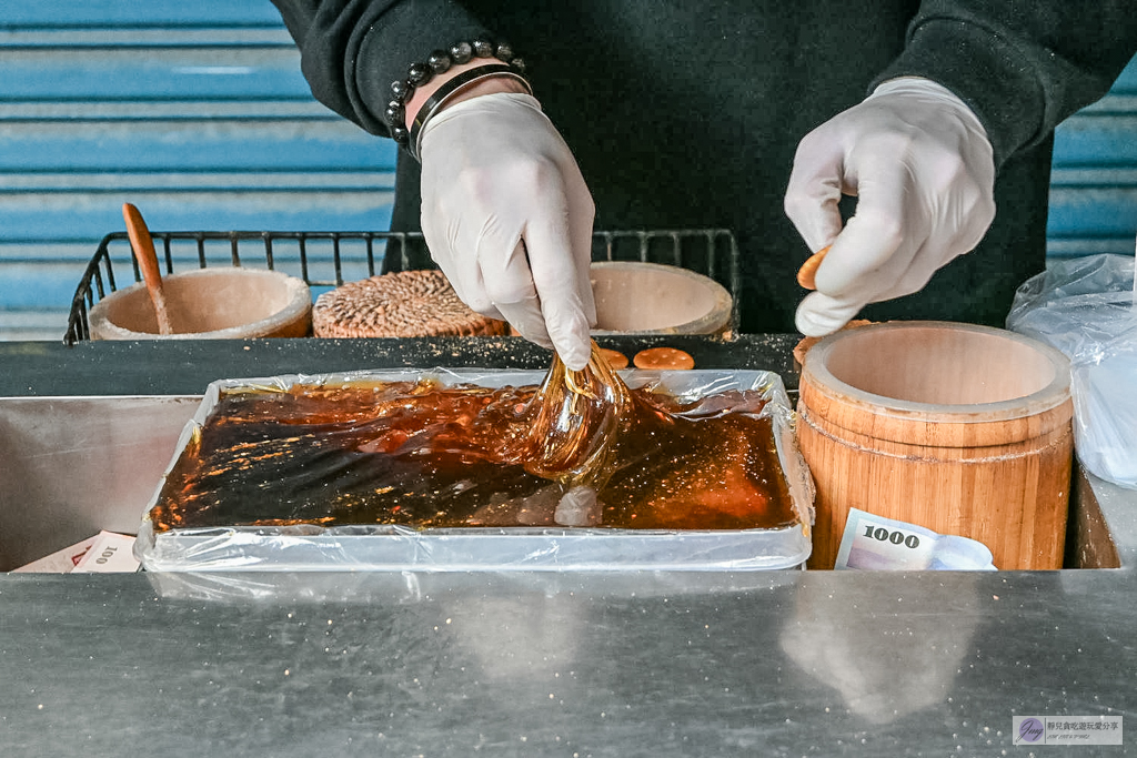 迪化街純正麥芽餅-一賣就是30年！不黏牙的純手工麥芽糖，迪化街必排隊的銅板小吃 @靜兒貪吃遊玩愛分享