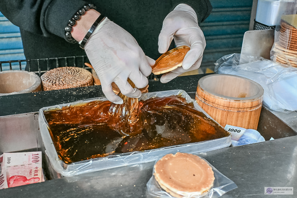 迪化街純正麥芽餅-一賣就是30年！不黏牙的純手工麥芽糖，迪化街必排隊的銅板小吃 @靜兒貪吃遊玩愛分享
