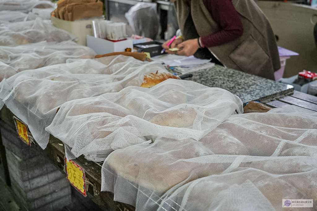 土家柴燒窯烤麵包-一週只營業兩天!橋下鐵皮屋隱藏版窯烤麵包,500克巨無霸只要150元 @靜兒貪吃遊玩愛分享 土家柴燒窯烤麵包-一週只營業兩天!橋下鐵皮屋隱藏版窯烤麵包,500克巨無霸只要150元 @靜兒貪吃遊玩愛分享