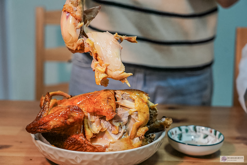 總店花東鹿野土雞桶仔雞-藏身巷弄！3斤大烤雞只要650元，還送一整碗純滴雞湯，皮香肉嫩超多汁 @靜兒貪吃遊玩愛分享