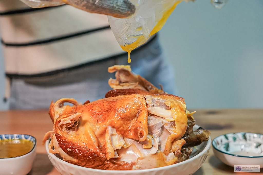 總店花東鹿野土雞桶仔雞-藏身巷弄！3斤大烤雞只要650元，還送一整碗純滴雞湯，皮香肉嫩超多汁 @靜兒貪吃遊玩愛分享