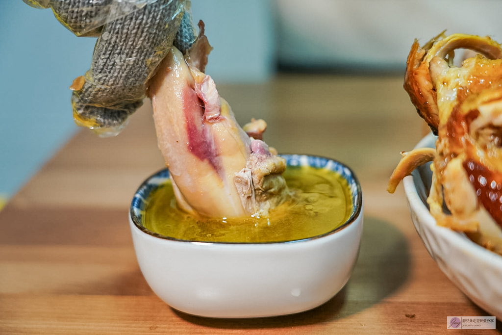 總店花東鹿野土雞桶仔雞-藏身巷弄！3斤大烤雞只要650元，還送一整碗純滴雞湯，皮香肉嫩超多汁 @靜兒貪吃遊玩愛分享