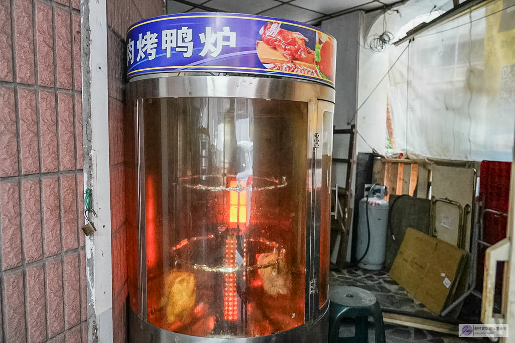 總店花東鹿野土雞桶仔雞-藏身巷弄！3斤大烤雞只要650元，還送一整碗純滴雞湯，皮香肉嫩超多汁 @靜兒貪吃遊玩愛分享