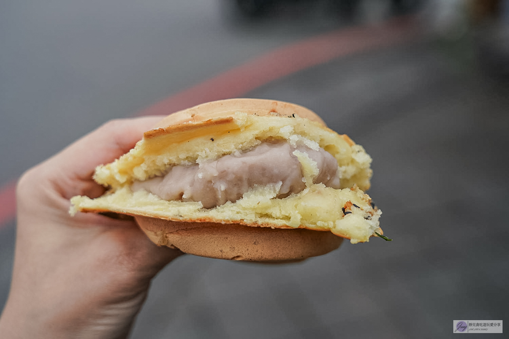 冬山同心圓紅豆餅-超巨紅豆餅!料多到蓋不起來,爆漿內餡一顆只要25元 @靜兒貪吃遊玩愛分享 冬山同心圓紅豆餅-超巨紅豆餅!料多到蓋不起來,爆漿內餡一顆只要25元 @靜兒貪吃遊玩愛分享