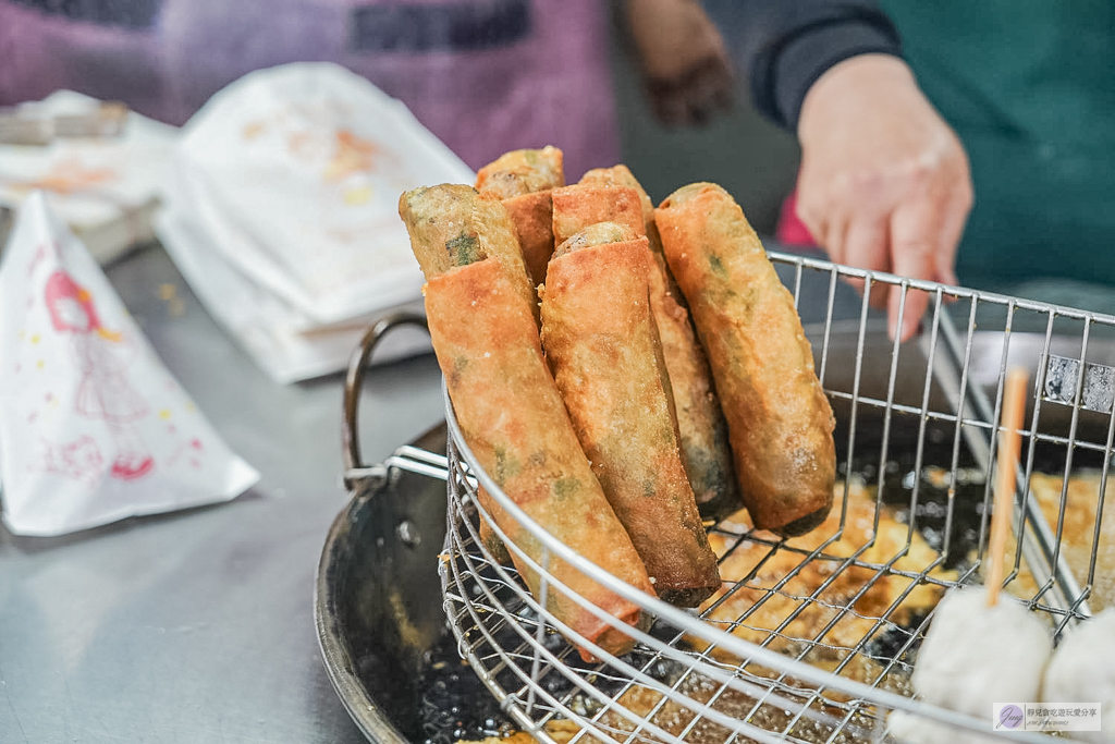 冬山春捲蝦餅-比臉大的酥脆蝦餅！酥脆春捲只要25元，在地人最愛排隊下午茶 @靜兒貪吃遊玩愛分享