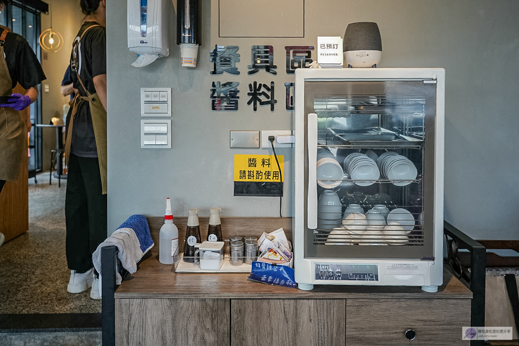 冬山鴨肉送-在地經營58年燻鴨老店！必點視覺系布丁麵，連在地人都排隊的老味道 @靜兒貪吃遊玩愛分享