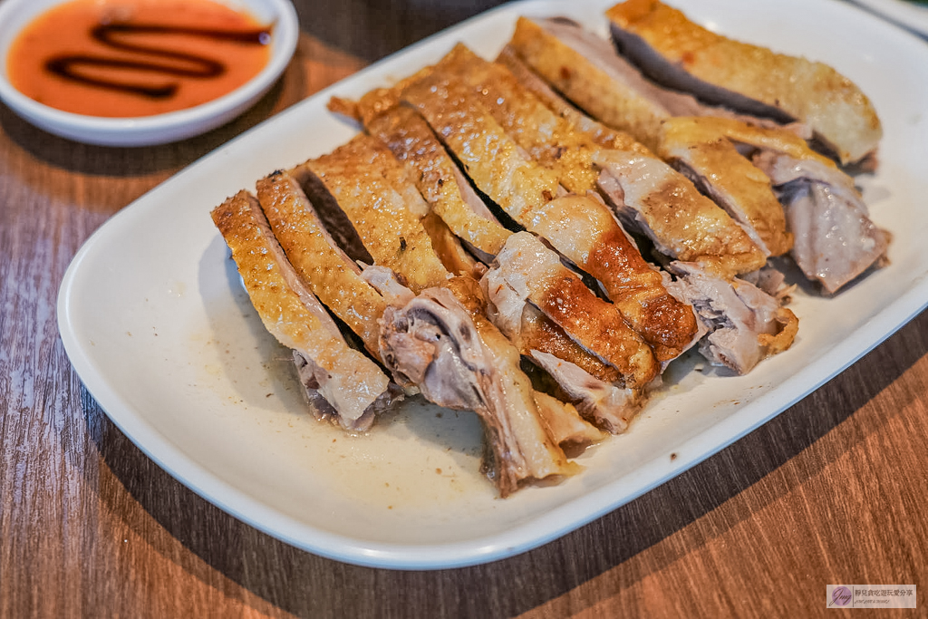 冬山鴨肉送-在地經營58年燻鴨老店！必點視覺系布丁麵，連在地人都排隊的老味道 @靜兒貪吃遊玩愛分享