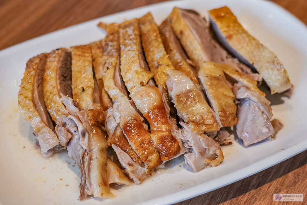 冬山鴨肉送-在地經營58年燻鴨老店！必點視覺系布丁麵，連在地人都排隊的老味道 @靜兒貪吃遊玩愛分享