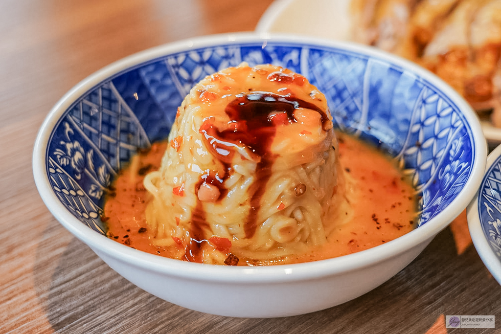 冬山鴨肉送-在地經營58年燻鴨老店！必點視覺系布丁麵，連在地人都排隊的老味道 @靜兒貪吃遊玩愛分享