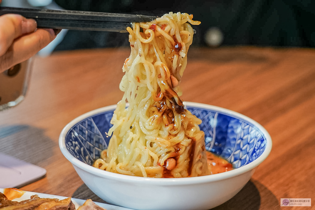 冬山鴨肉送-在地經營58年燻鴨老店！必點視覺系布丁麵，連在地人都排隊的老味道 @靜兒貪吃遊玩愛分享
