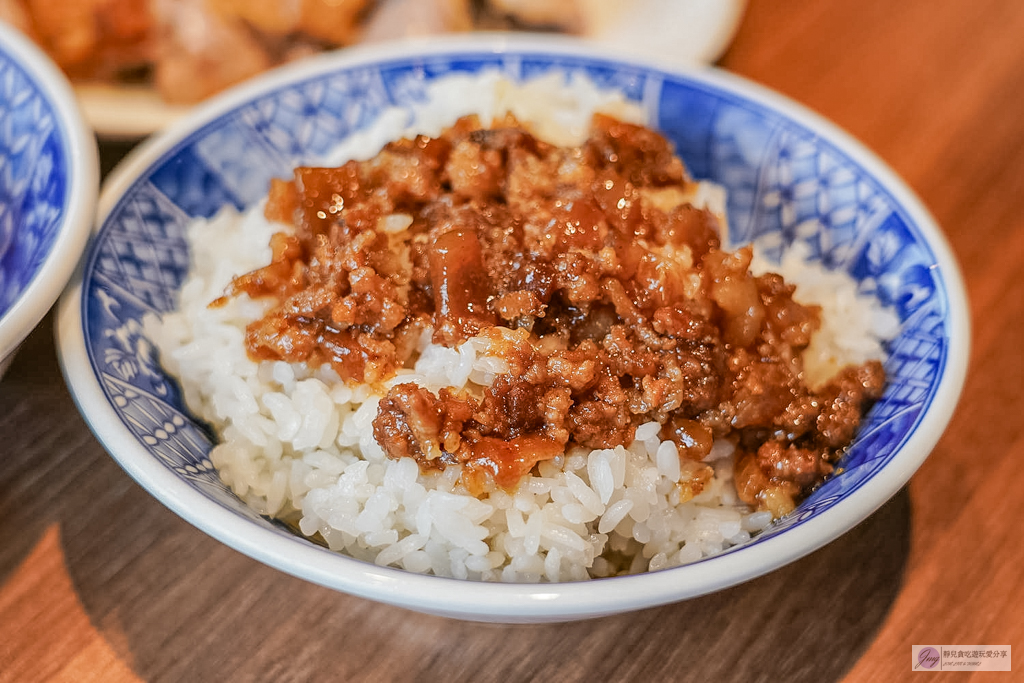 冬山鴨肉送-在地經營58年燻鴨老店！必點視覺系布丁麵，連在地人都排隊的老味道 @靜兒貪吃遊玩愛分享