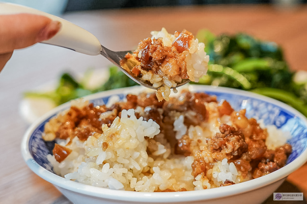 冬山鴨肉送-在地經營58年燻鴨老店！必點視覺系布丁麵，連在地人都排隊的老味道 @靜兒貪吃遊玩愛分享