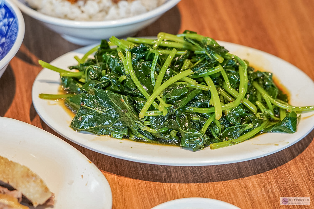 冬山鴨肉送-在地經營58年燻鴨老店！必點視覺系布丁麵，連在地人都排隊的老味道 @靜兒貪吃遊玩愛分享