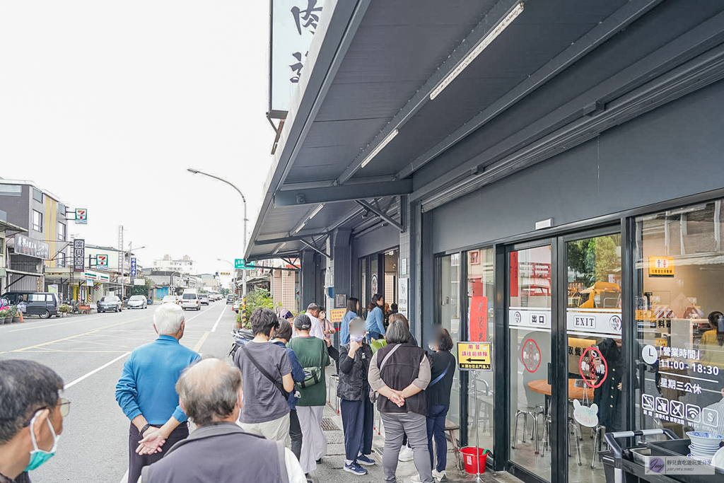 冬山鴨肉送-在地經營58年燻鴨老店！必點視覺系布丁麵，連在地人都排隊的老味道 @靜兒貪吃遊玩愛分享