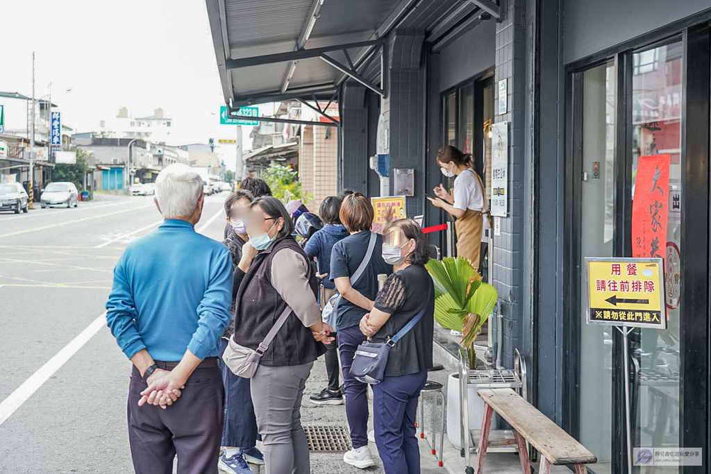 冬山鴨肉送-在地經營58年燻鴨老店！必點視覺系布丁麵，連在地人都排隊的老味道 @靜兒貪吃遊玩愛分享