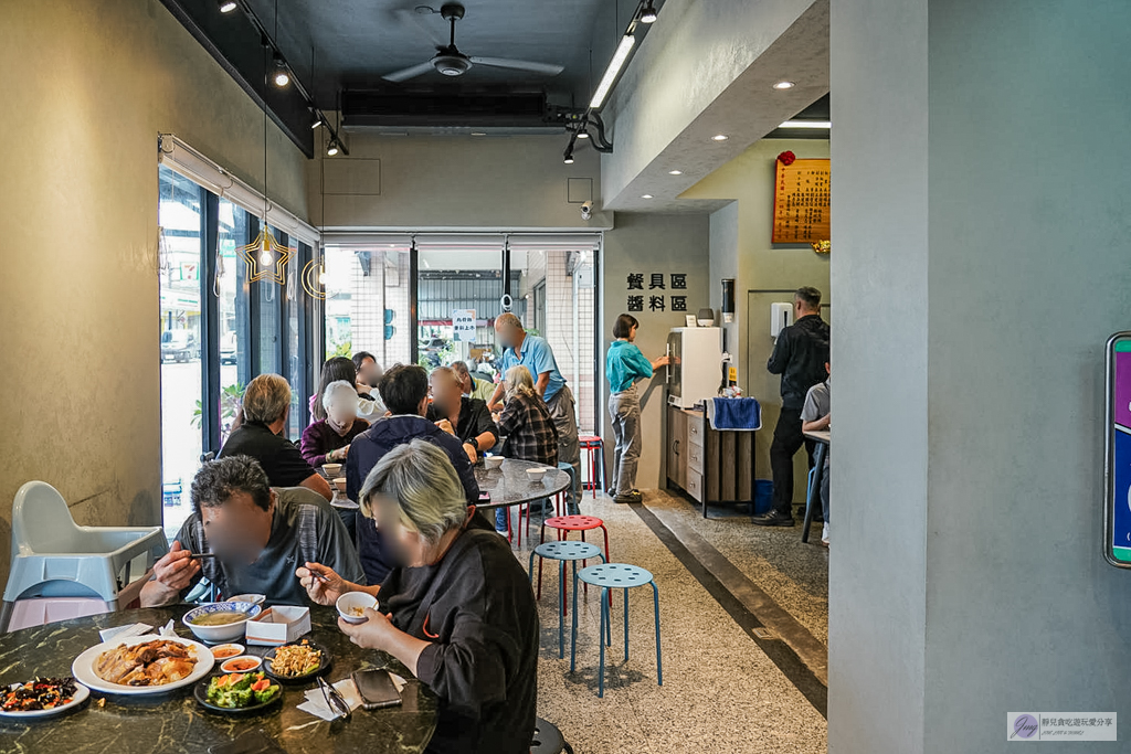 冬山鴨肉送-在地經營58年燻鴨老店！必點視覺系布丁麵，連在地人都排隊的老味道 @靜兒貪吃遊玩愛分享