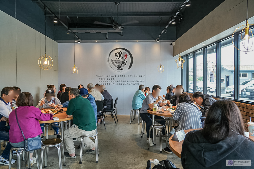 冬山鴨肉送-在地經營58年燻鴨老店！必點視覺系布丁麵，連在地人都排隊的老味道 @靜兒貪吃遊玩愛分享