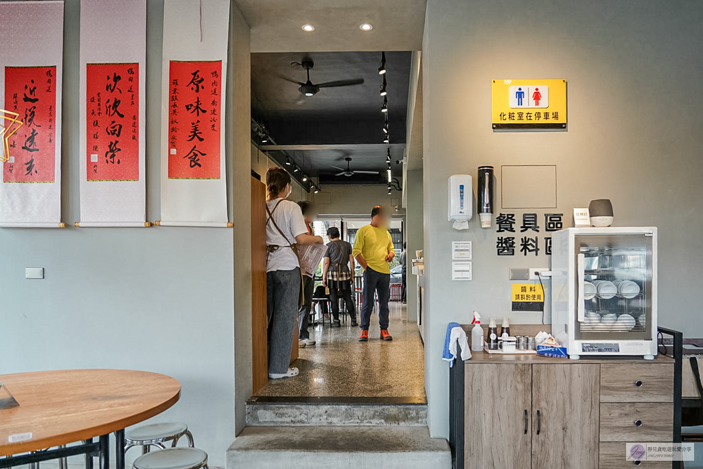 冬山鴨肉送-在地經營58年燻鴨老店！必點視覺系布丁麵，連在地人都排隊的老味道 @靜兒貪吃遊玩愛分享