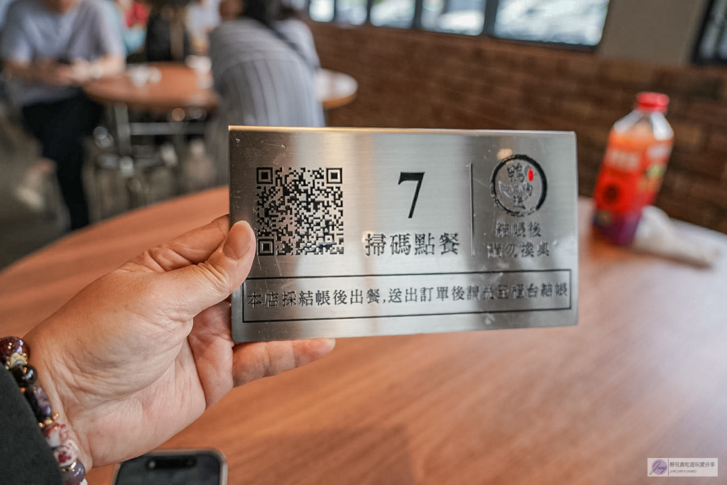 冬山鴨肉送-在地經營58年燻鴨老店！必點視覺系布丁麵，連在地人都排隊的老味道 @靜兒貪吃遊玩愛分享