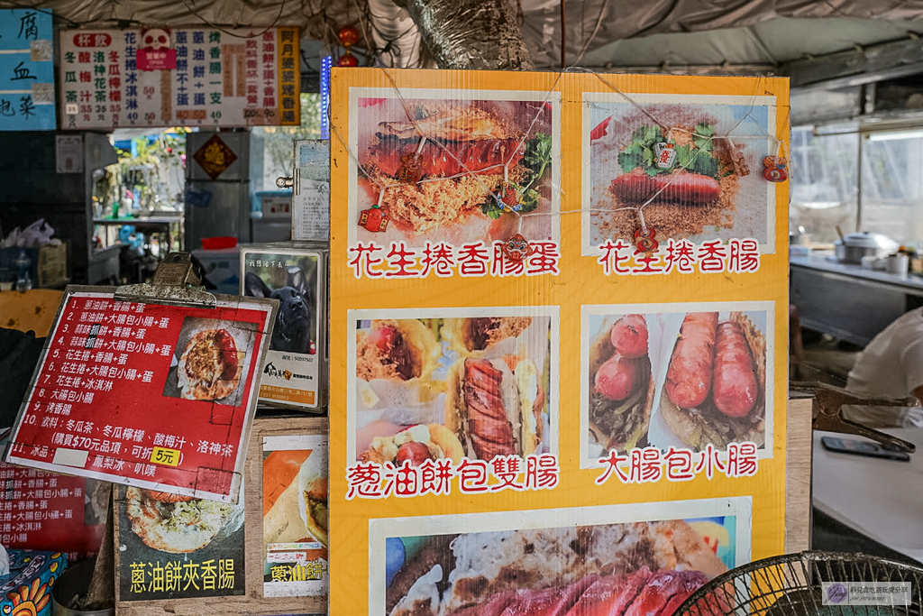 武淵阿月婆婆蔥油餅香腸-超狂花生捲包炭烤香腸,嗜辣者必加辣醬超過癮 @靜兒貪吃遊玩愛分享 武淵阿月婆婆蔥油餅香腸-超狂花生捲包炭烤香腸,嗜辣者必加辣醬超過癮 @靜兒貪吃遊玩愛分享