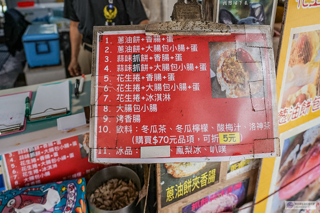 武淵阿月婆婆蔥油餅香腸-超狂花生捲包炭烤香腸，嗜辣者必加辣醬超過癮 @靜兒貪吃遊玩愛分享