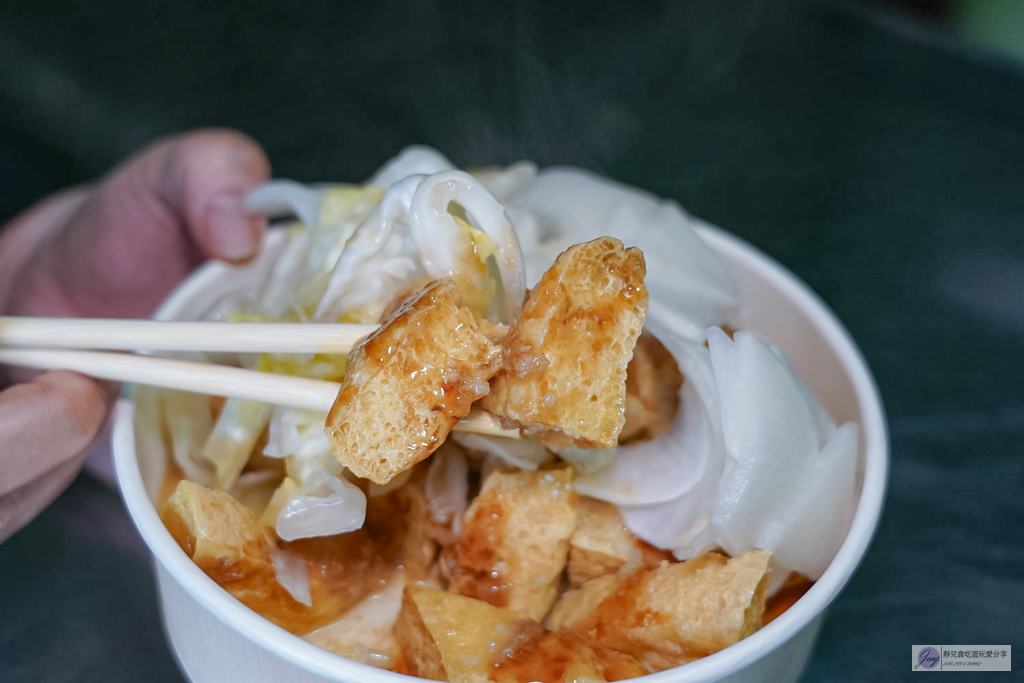 阿男臭豆腐-竟然藏在廟裡！主打新鮮現炸的臭豆腐，外酥內嫩、大份量吃超飽 @靜兒貪吃遊玩愛分享