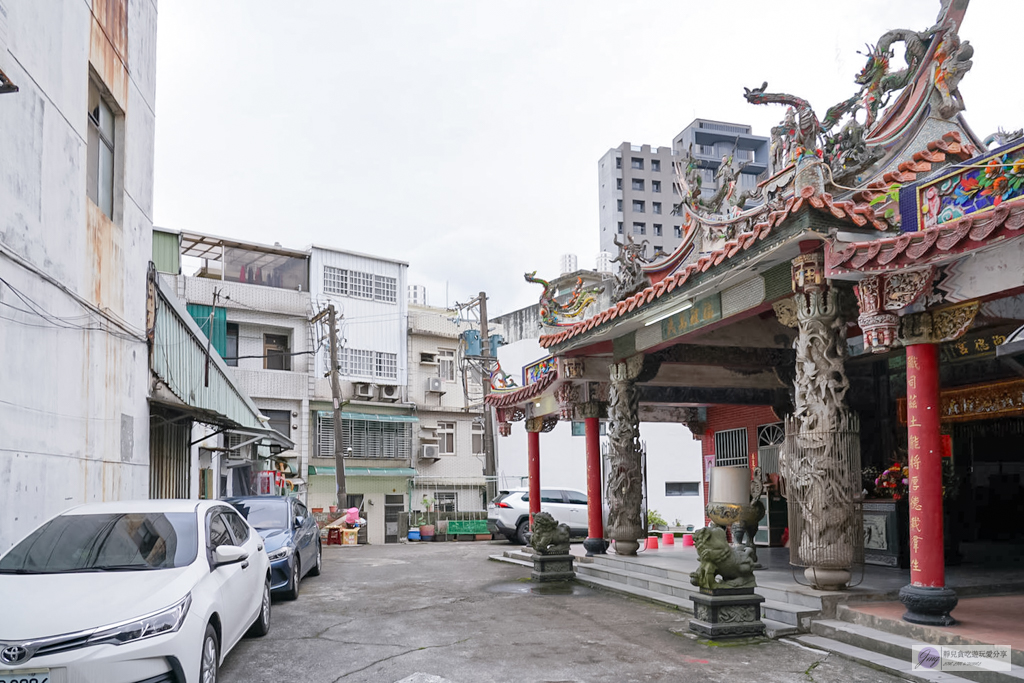 阿男臭豆腐-竟然藏在廟裡！主打新鮮現炸的臭豆腐，外酥內嫩、大份量吃超飽 @靜兒貪吃遊玩愛分享