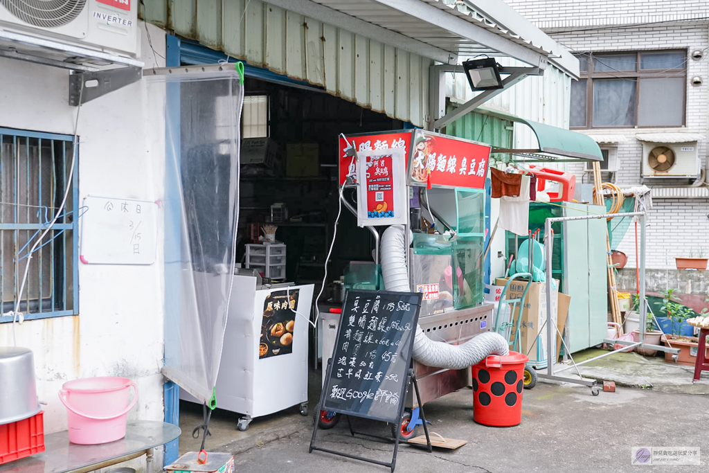 阿男臭豆腐-竟然藏在廟裡!主打新鮮現炸的臭豆腐,外酥內嫩、大份量吃超飽 @靜兒貪吃遊玩愛分享 阿男臭豆腐-竟然藏在廟裡!主打新鮮現炸的臭豆腐,外酥內嫩、大份量吃超飽 @靜兒貪吃遊玩愛分享